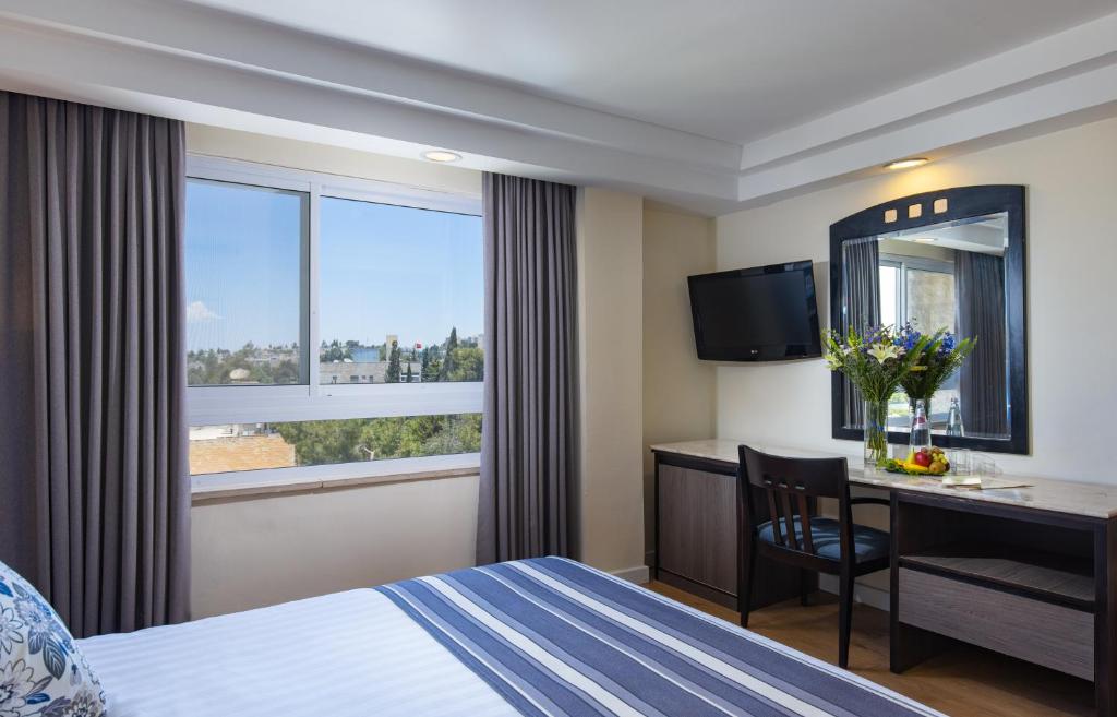 Postel nebo postele na pokoji v ubytování Ambassador Hotel