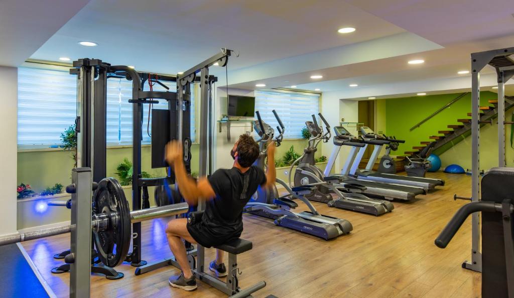 Fitness centrum a/nebo fitness zařízení v ubytování Ambassador Hotel