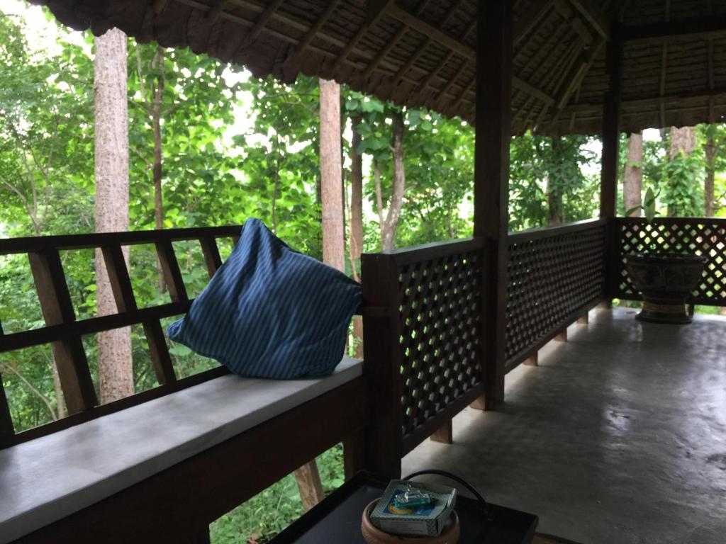 Ein Balkon oder eine Terrasse in der Unterkunft Sang Tong Huts