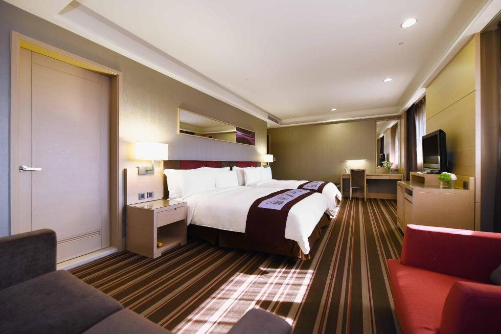Fullon Hotel Taipei, East tesisinde bir odada yatak veya yataklar
