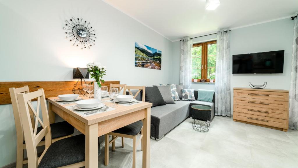 Televízia a/alebo spoločenská miestnosť v ubytovaní Apartamenty EverySky - Leśny Dom 16 - 18