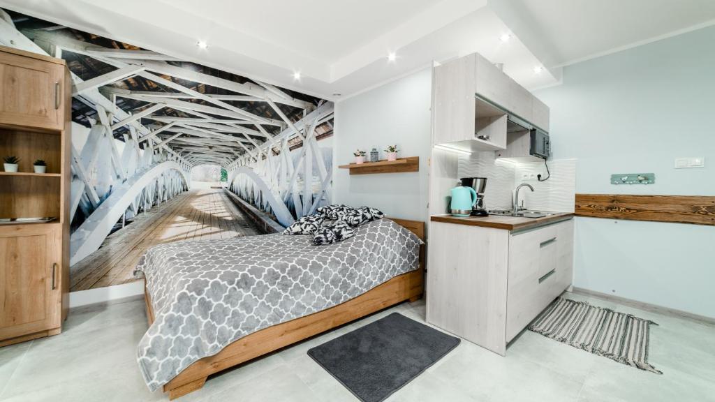 Kuchyňa alebo kuchynka v ubytovaní Apartamenty EverySky - Leśny Dom 16 - 18