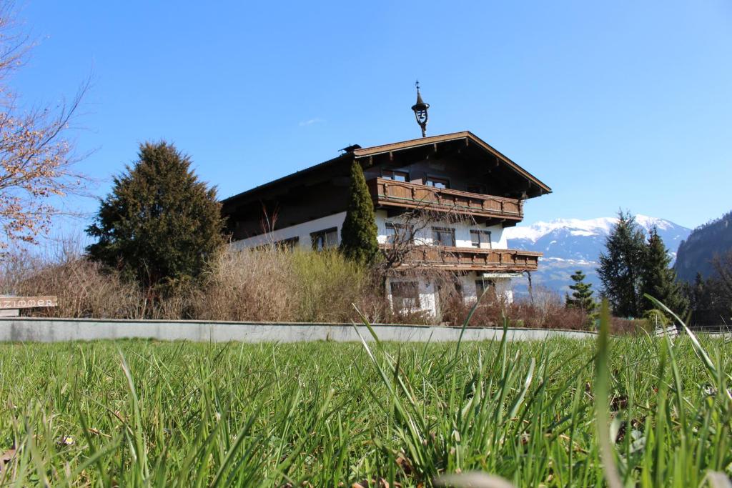 ein Haus inmitten eines Grasfeldes in der Unterkunft Lamplhof B&B in Wiesing