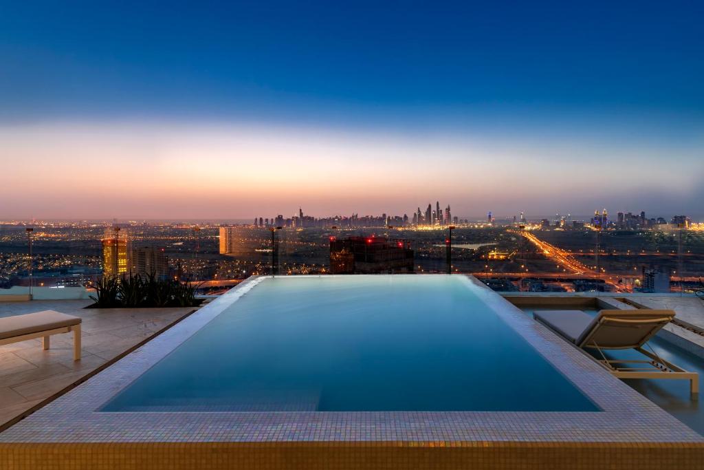 สระว่ายน้ำที่อยู่ใกล้ ๆ หรือใน FIVE Jumeirah Village