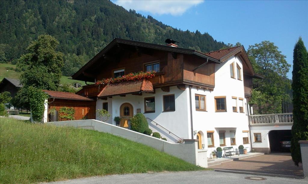 a large white house with a brown roof at Ferienwohnung Kreidl Ilse in Hart im Zillertal