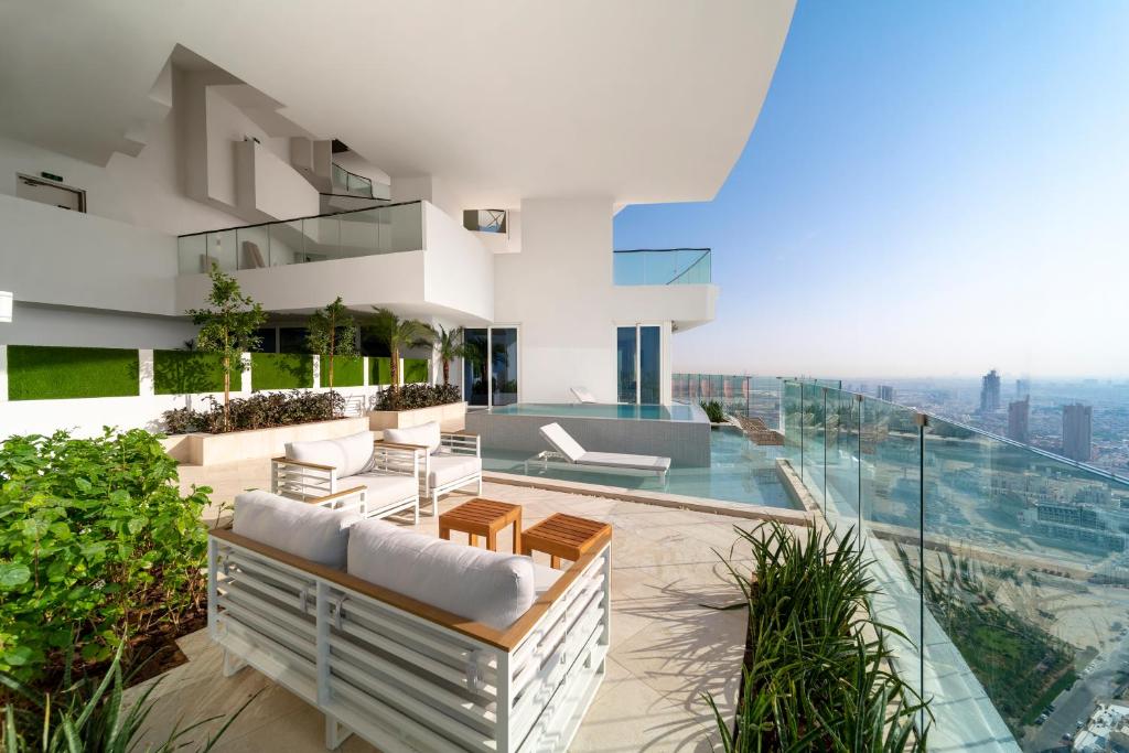 Apartment mit Balkon und Stadtblick in der Unterkunft FIVE Jumeirah Village in Dubai