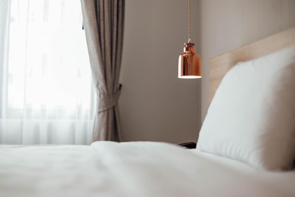Postel nebo postele na pokoji v ubytování Clay Hotel Udonthani