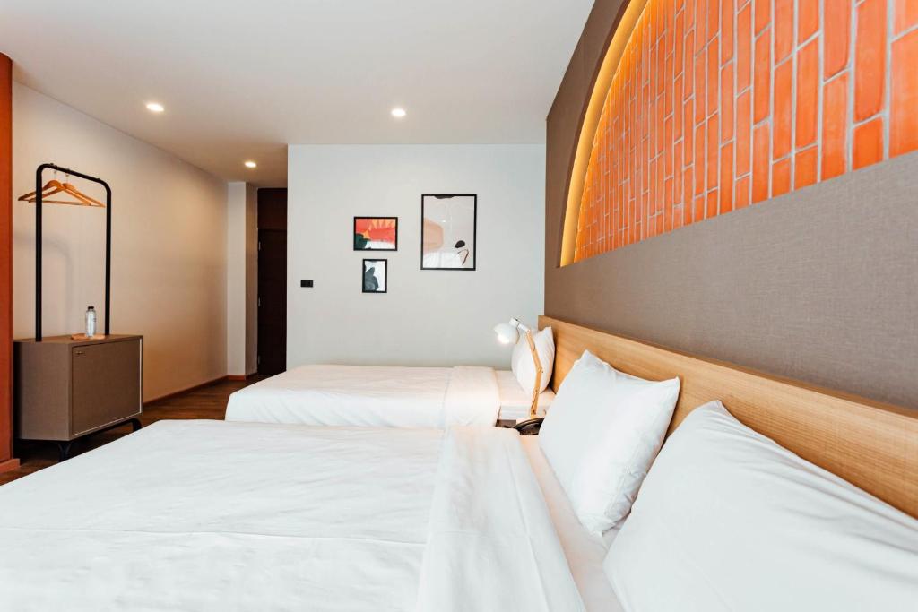 Postel nebo postele na pokoji v ubytování Clay Hotel Udonthani