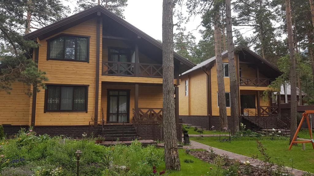una gran casa amarilla en el bosque en Усадьба Горный Алтай en Cheposh