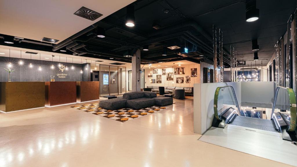 a lobby with couches and a tv in a room at gambino hotel CINCINNATI in Munich