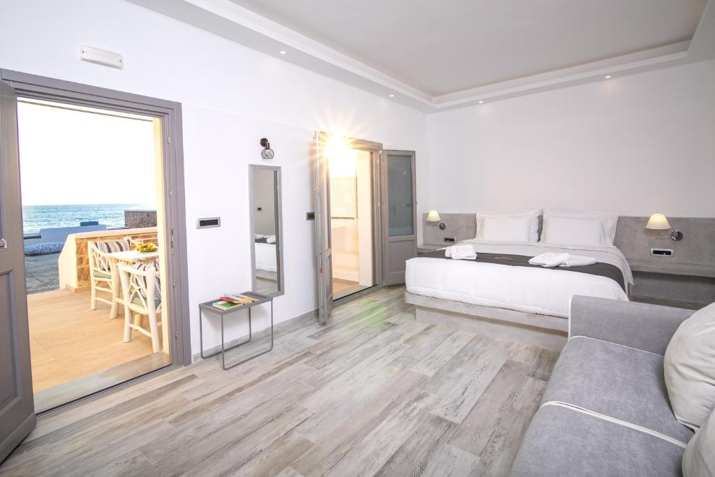 Postel nebo postele na pokoji v ubytování Aegean Melody Suites & Villas
