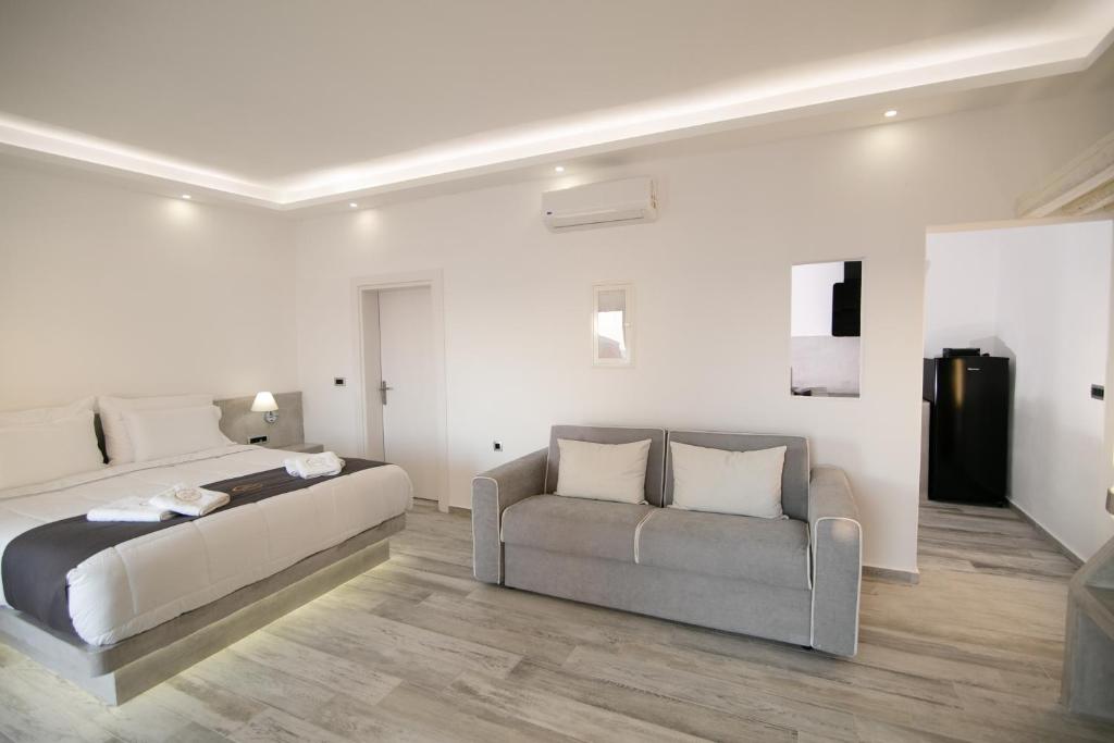 Postel nebo postele na pokoji v ubytování Aegean Melody Suites & Villas