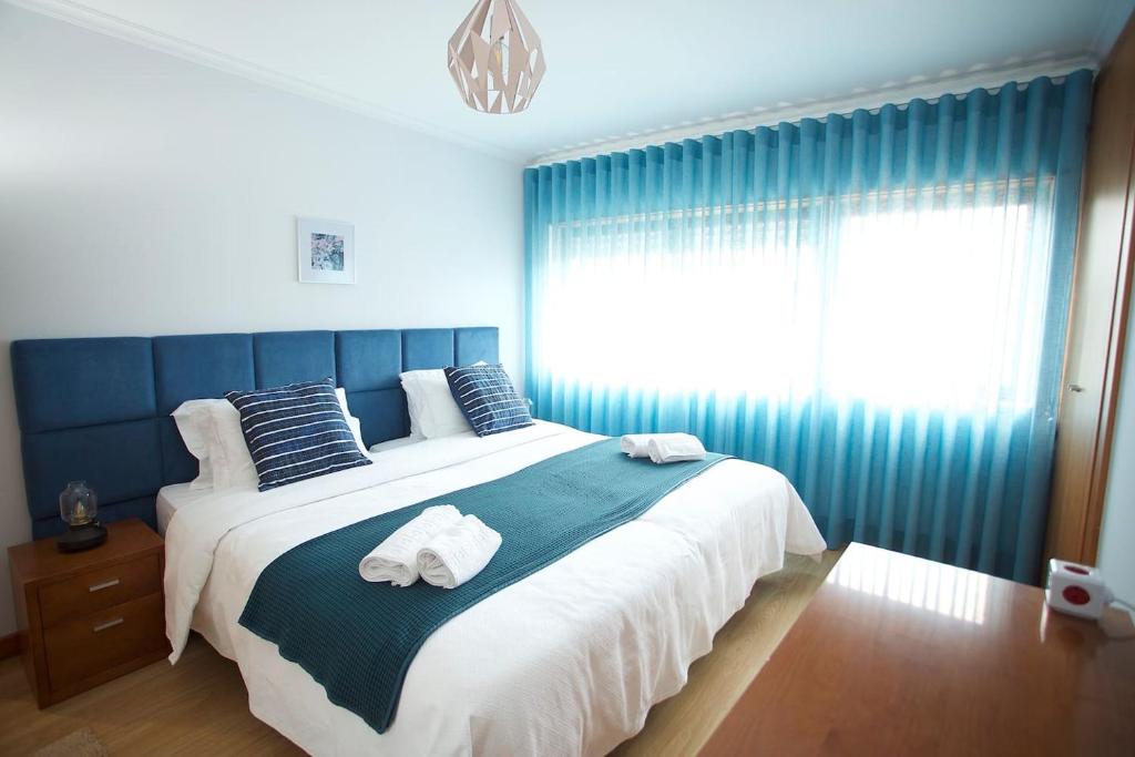 a bedroom with a large bed with towels on it at Meriteluna Mountain - Lisboa, Sintra e Cascais in Agualva
