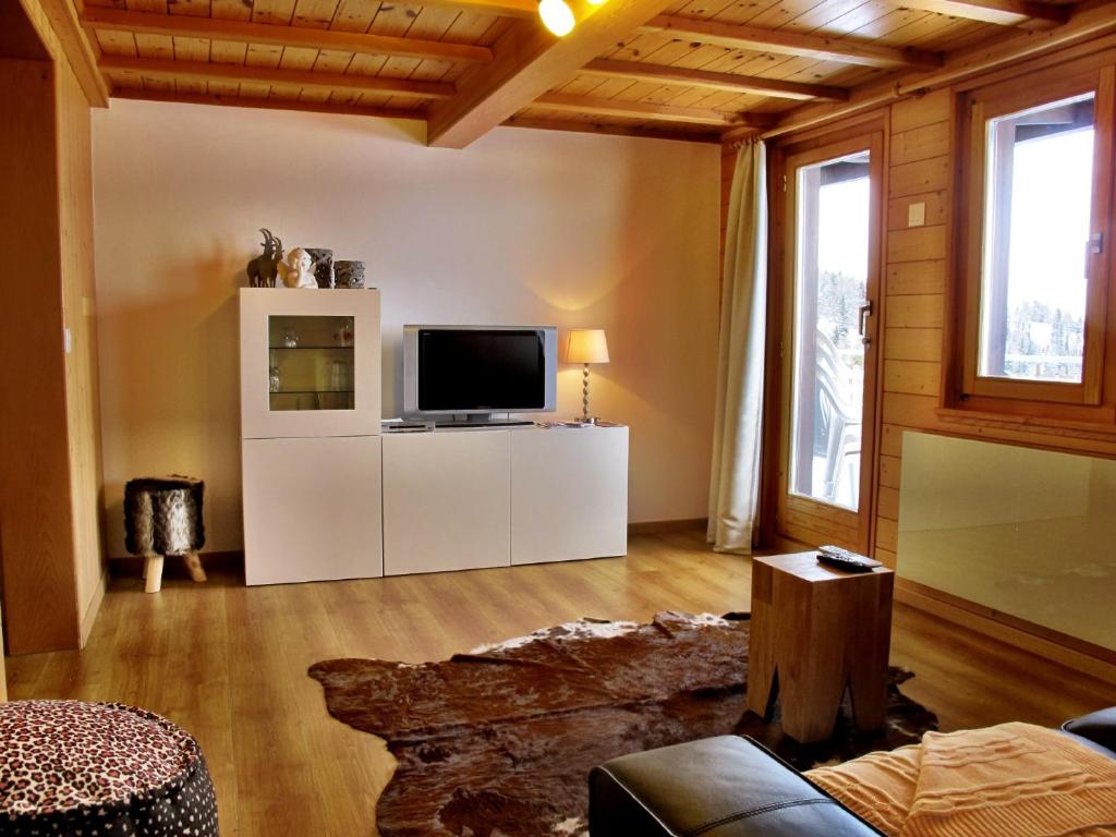 a living room with a tv and a couch at Bergquelle 1.OG in Bettmeralp