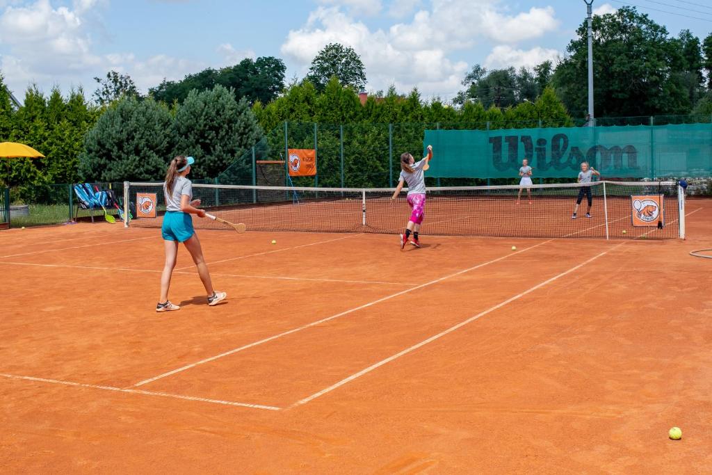 Tenis a/nebo squash v ubytování Penzion Na Kurtech nebo okolí