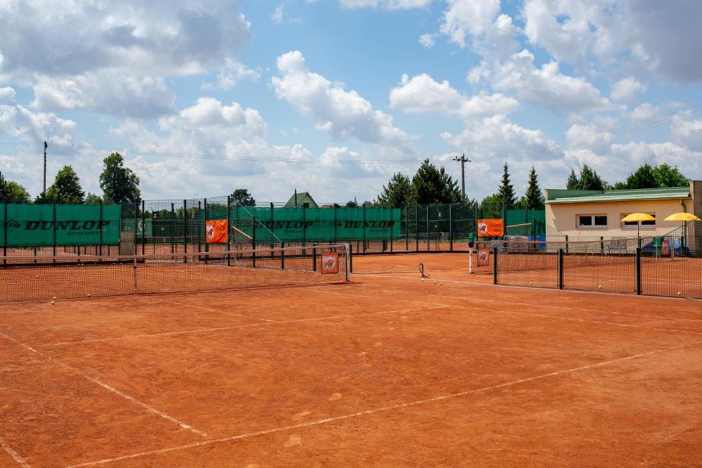 Tenis a/nebo squash v ubytování Penzion Na Kurtech nebo okolí