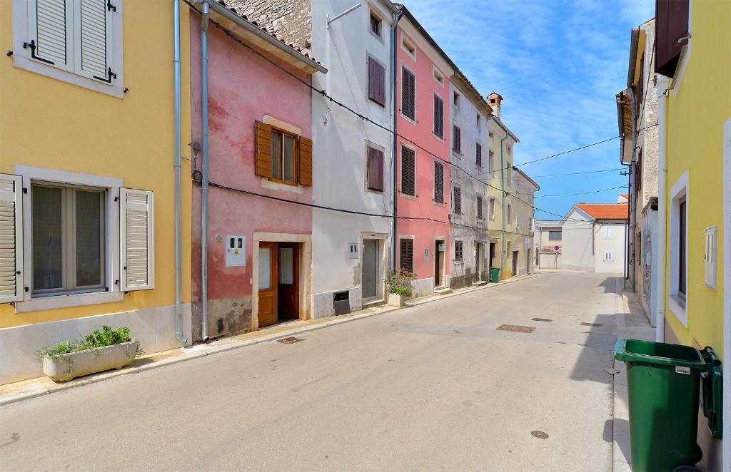 une rue vide dans une ville aux bâtiments colorés dans l'établissement House Silvo 1953, à Vodnjan