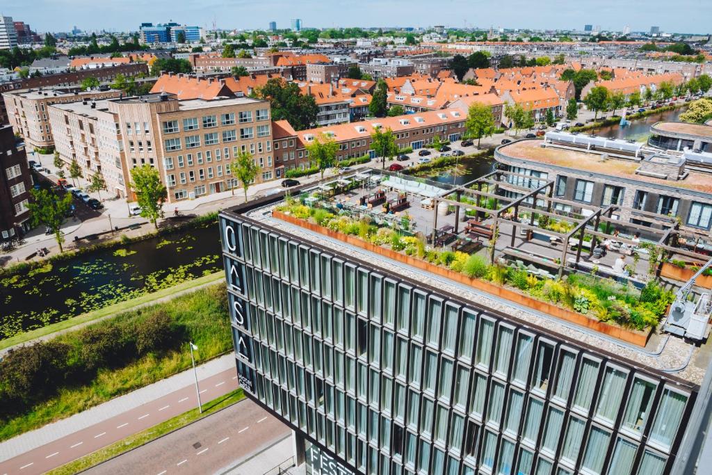 uma vista aérea de uma cidade com edifícios em Hotel Casa Amsterdam em Amsterdã