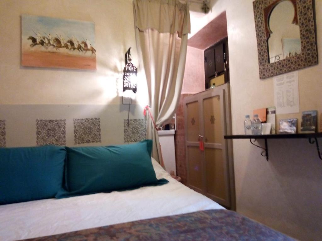En eller flere senger på et rom på Riad Zinnha