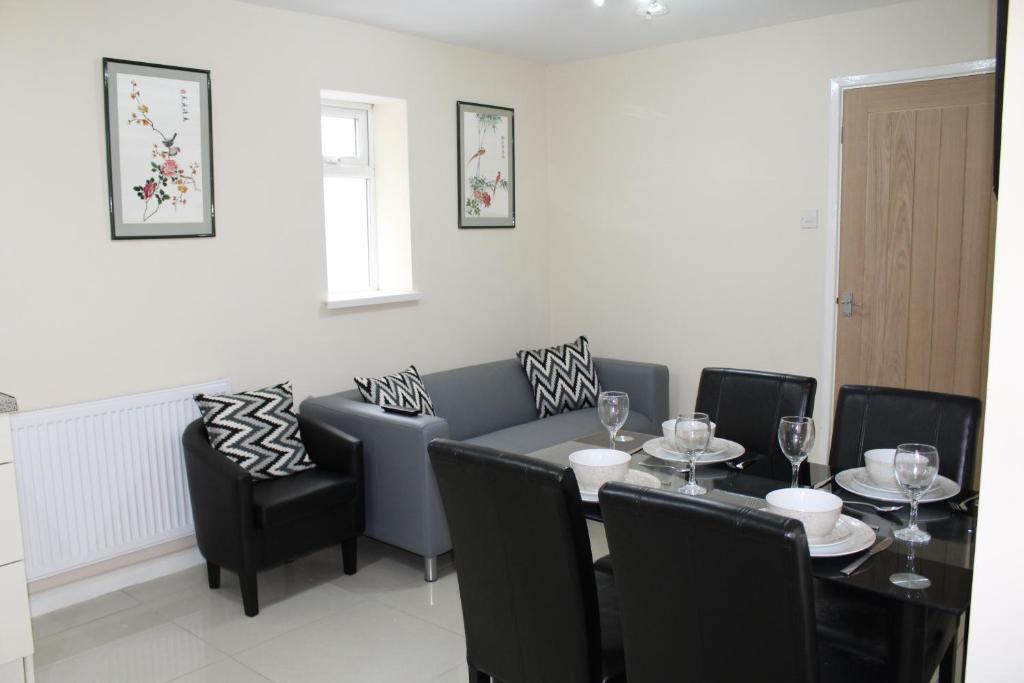 uma sala de jantar com mesa e cadeiras em Van Apartments em Caerphilly