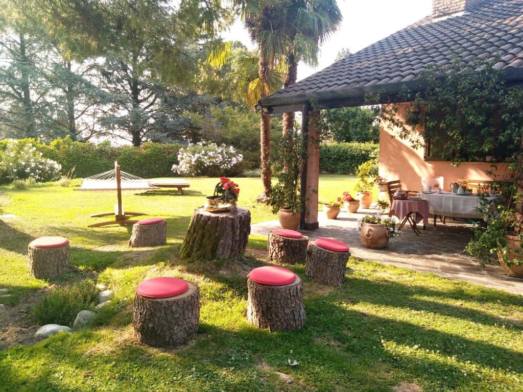 O grădină în afara B&B Al Roncaccio