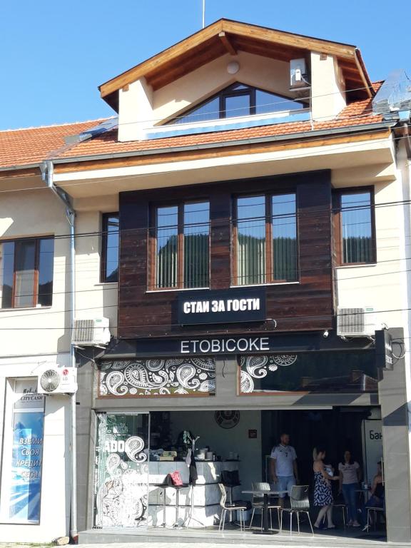 a store front of a building with a sign that reads chan ironophone at Etobicoke -Стаи за гости in Etropole