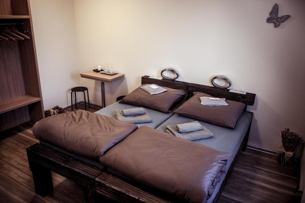 1 dormitorio con 1 cama y una mariposa en la pared en Penzion Víno Hruška, en Veselí nad Moravou