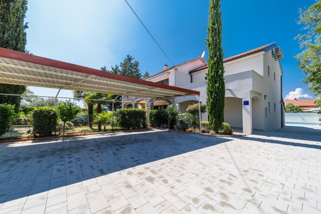 podjazd przed domem w obiekcie Mari House w mieście Malinska