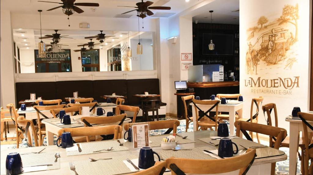 Un restaurante u otro lugar para comer en Hotel Presidente Las Tablas