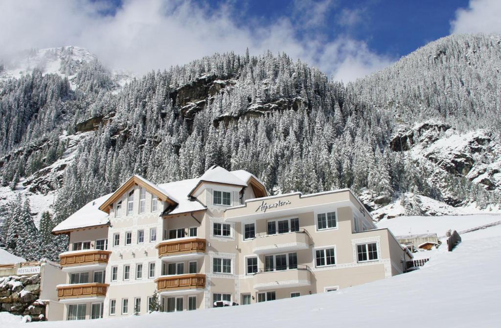 イシュグルにあるAlpenstern - Sommer Silvretta Card Premium inklusive!の雪の中のホテル