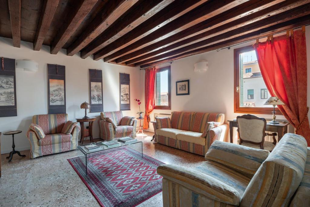 a living room with couches and chairs and a table at Ca' Coriandolo in Venice