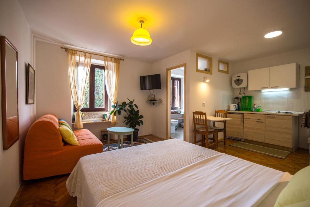 una camera da letto con un letto grande e una cucina di Studio apartment Lux a Rovigno (Rovinj)