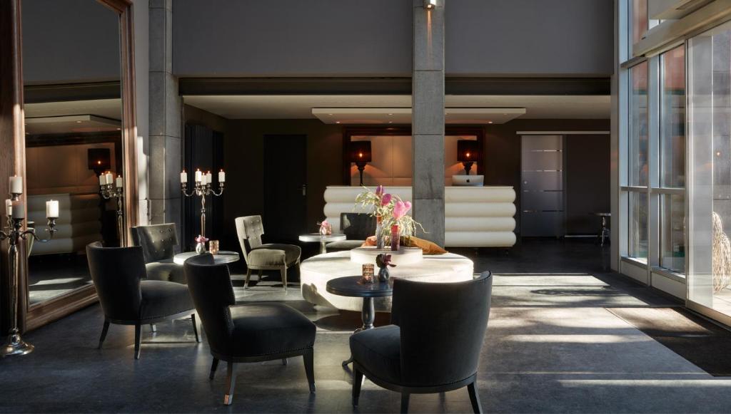 a lobby with a table and chairs and a room at Hotel Gerbermühle in Frankfurt/Main