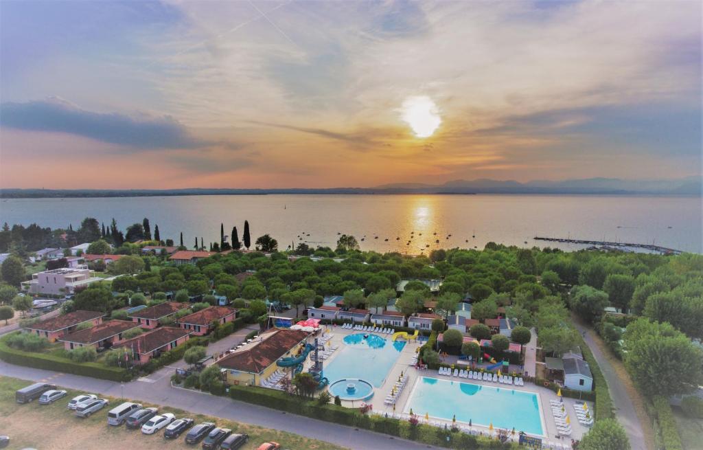 uma vista aérea de um resort com uma piscina em Le Palme Camping & Village em Lazise