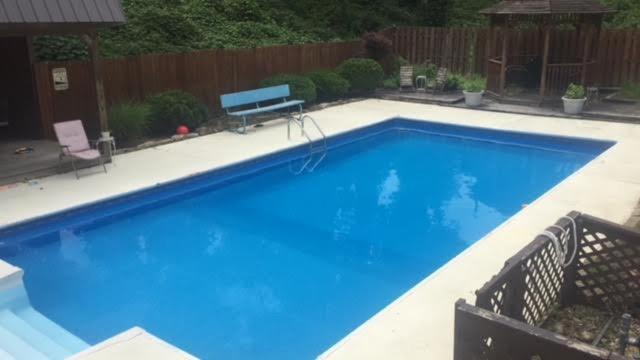 una gran piscina azul en un patio en Big South Fork Trail Lodge en Stearns