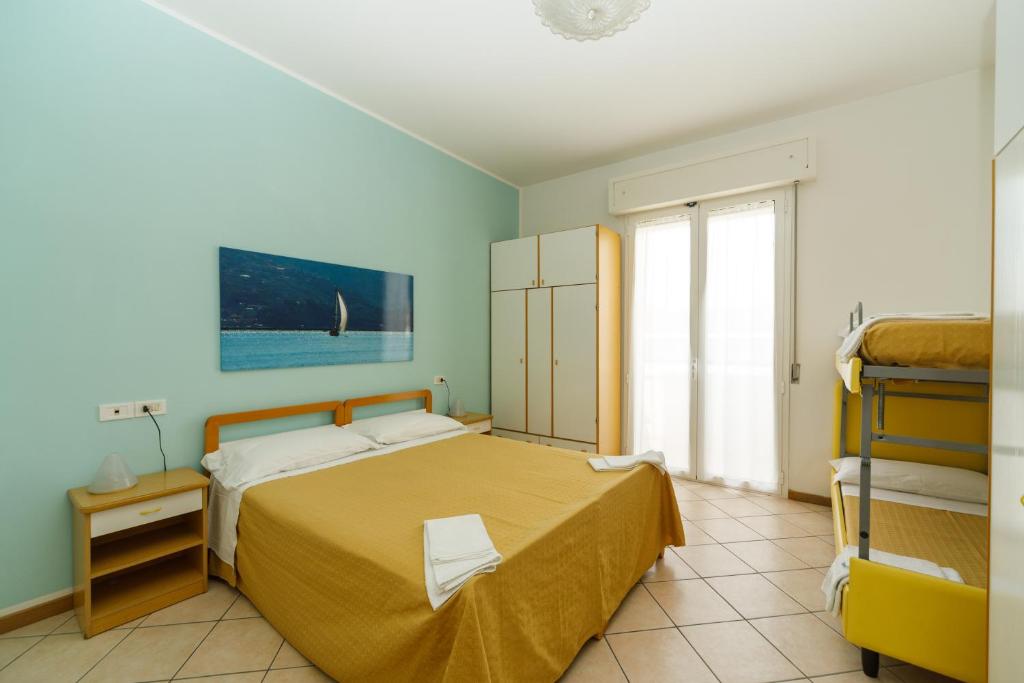A bed or beds in a room at Albergo Roma Spiaggia