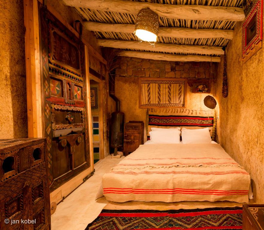 ein Schlafzimmer mit einem großen Bett in einem Zimmer in der Unterkunft Dar KamalChaoui in Bhalil