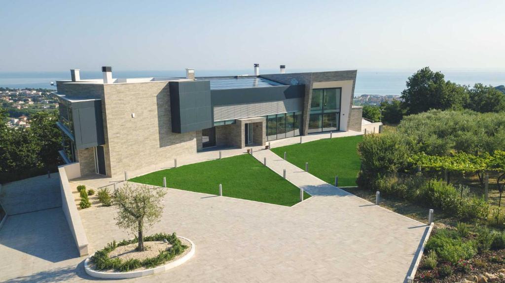 duży dom z trawnikiem przed nim w obiekcie Villa Verna Agriresort w mieście Francavilla al Mare