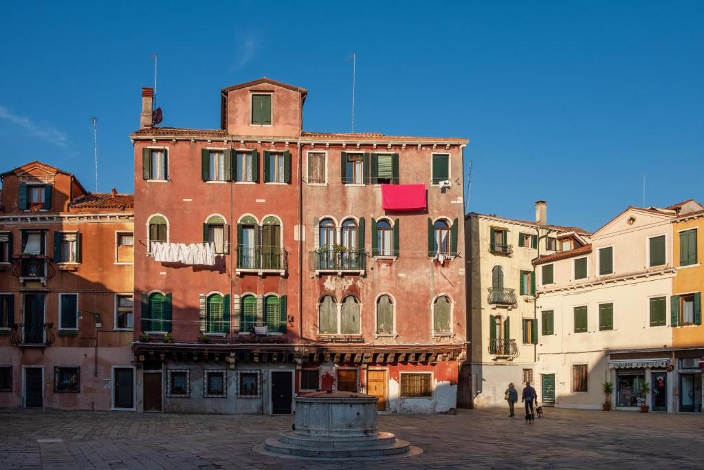 um edifício com uma fonte em frente em THE ARCH historic accommodation em Veneza