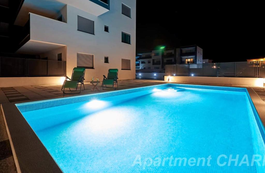 Bazén v ubytovaní Luxury apartment Charm with pool alebo v jeho blízkosti