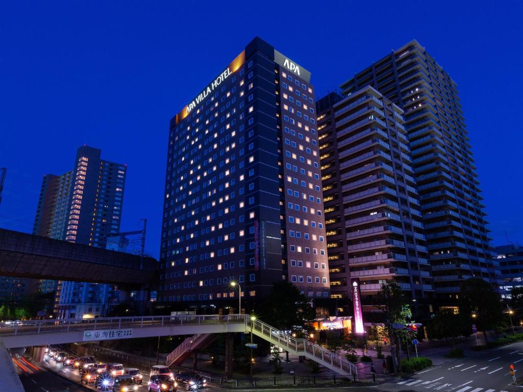 un edificio alto por la noche con tráfico delante de él en APA Hotel Sendai-eki Itsutsubashi en Sendai