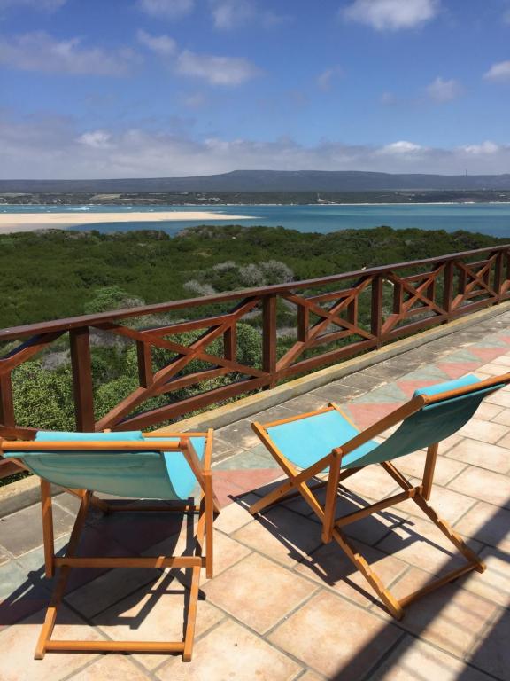 2 sillas en un techo con vistas al océano en Kite View 2 Holiday Home, en Witsand