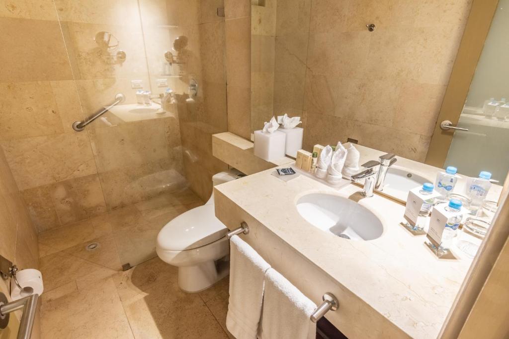 Koupelna v ubytování GHL Collection Armería Real Hotel