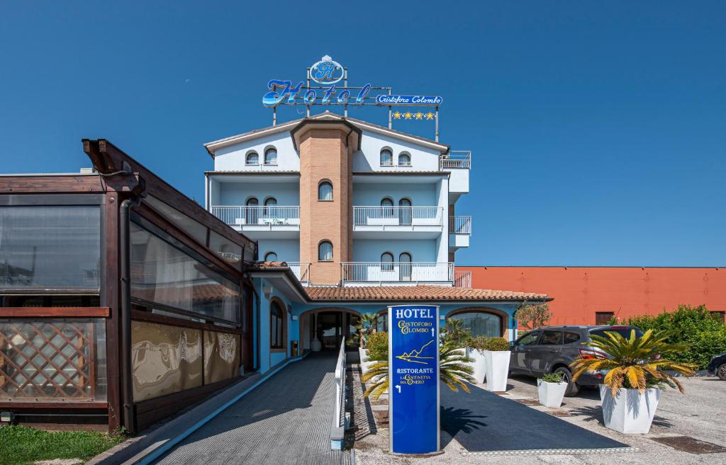 budynek z znakiem przed nim w obiekcie Hotel Cristoforo Colombo w mieście Osimo