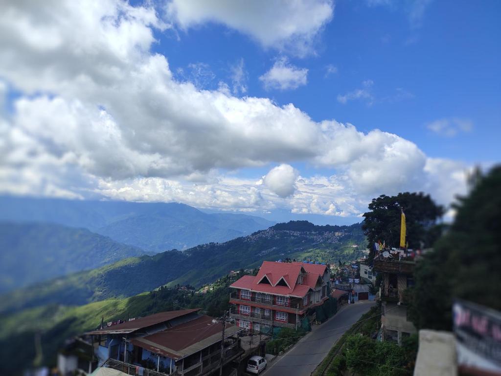 uitzicht op een stad met bergen op de achtergrond bij Swarna Kamal Homestay in Darjeeling