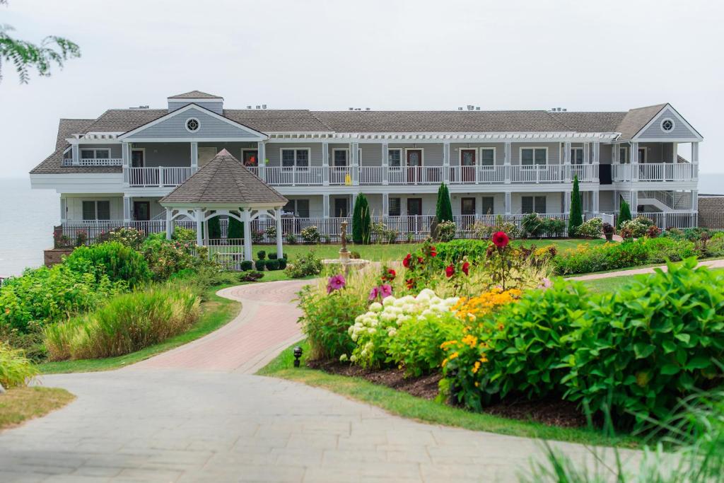 une grande maison avec un jardin en face de celle-ci dans l'établissement Waters Edge Resort and Spa TimeShare, à Westbrook