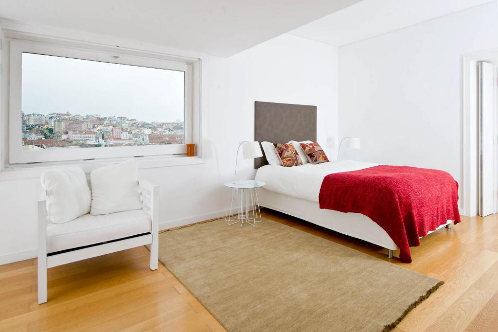 リスボンにあるChiado Design Apartment 5Eのベッドと窓のある白い寝室