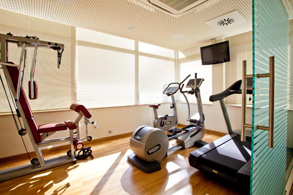 Fitness centrum a/nebo fitness zařízení v ubytování Breaking Business Hotel