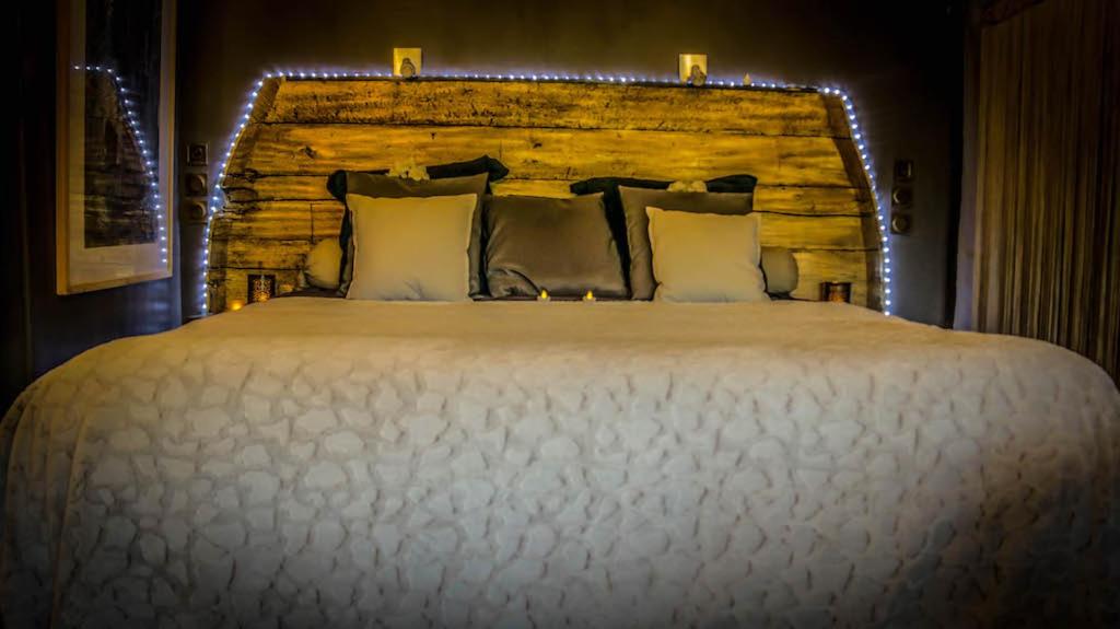 sypialnia z dużym łóżkiem z oświetleniem w obiekcie Lyon Campagne w mieście Rontalon
