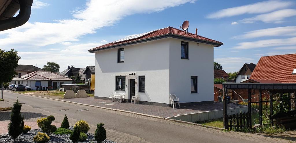 una casa blanca al lado de una calle en Neumann Zimmervermietung, en Löhne